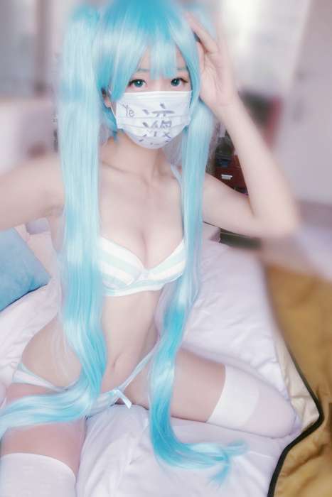 [萝莉液液酱YeYe写真]ID0020 兔女郎视频--性感提示：浑圆翘臀紧身裤学生装翘臀光